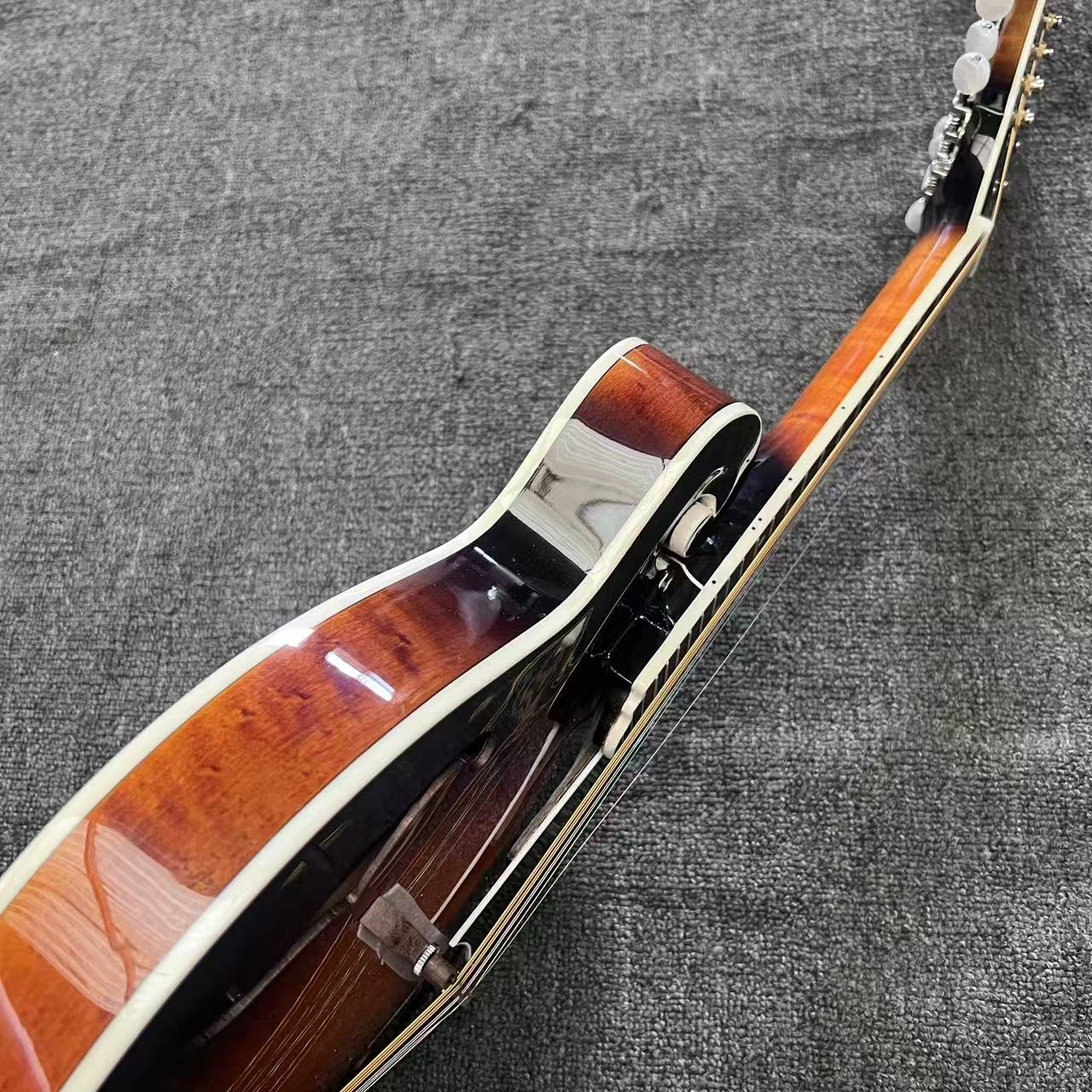 手彫りのFスタイルマンドリン、ソリッドトップ、バードアイメイ - Mandolin A Style のレビューと価格
